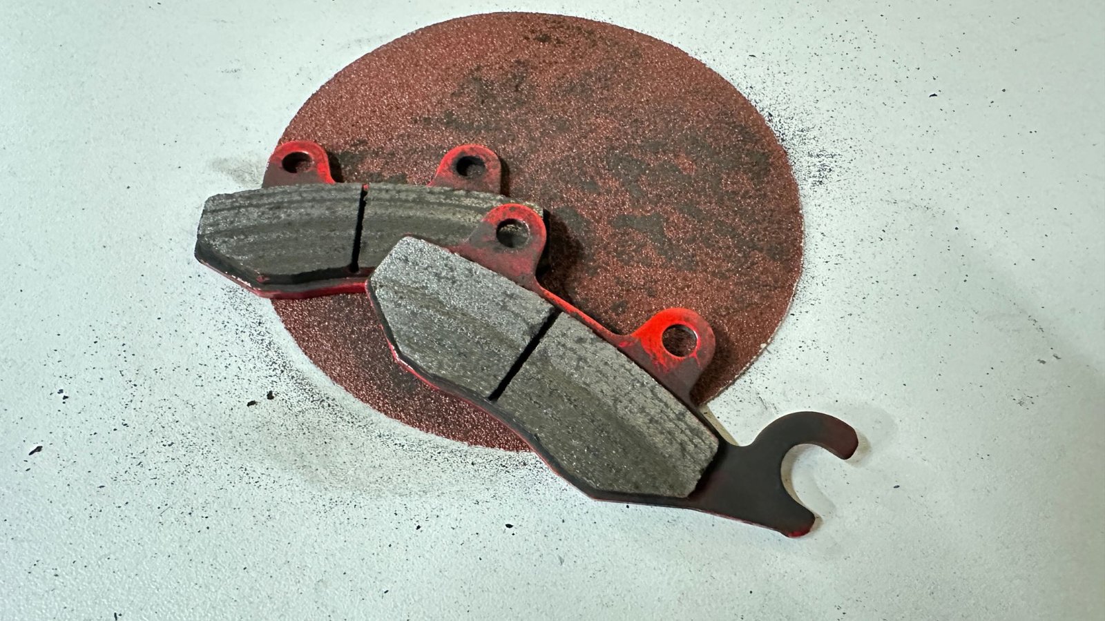 Contrôler et nettoyer vos freins moto facilement