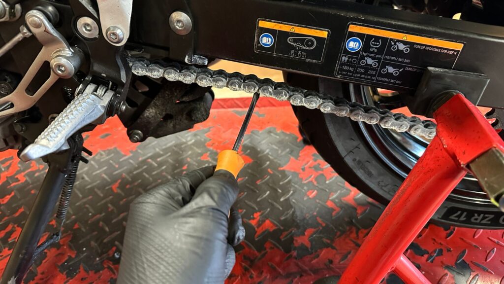 Contrôler et tendre une chaîne de moto Contrôler et tendre une chaîne de moto