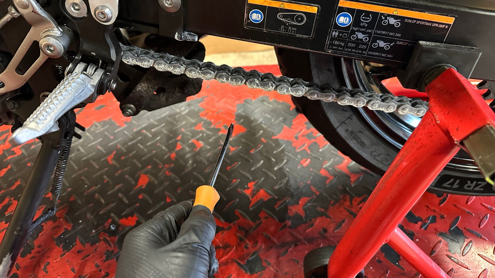 Contrôler et tendre une chaîne de moto Controle tension chaine moto 2