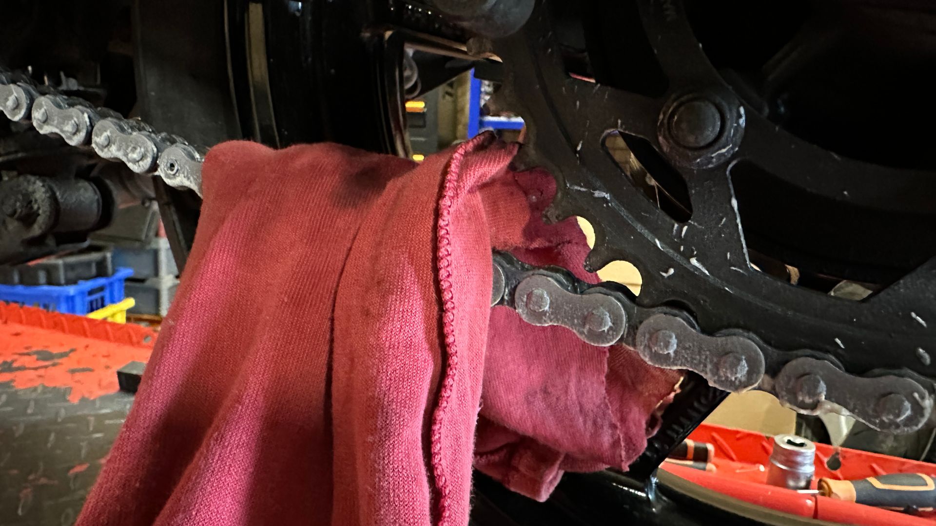 Contrôler et tendre une chaîne de moto Tendre une chaine moto 2