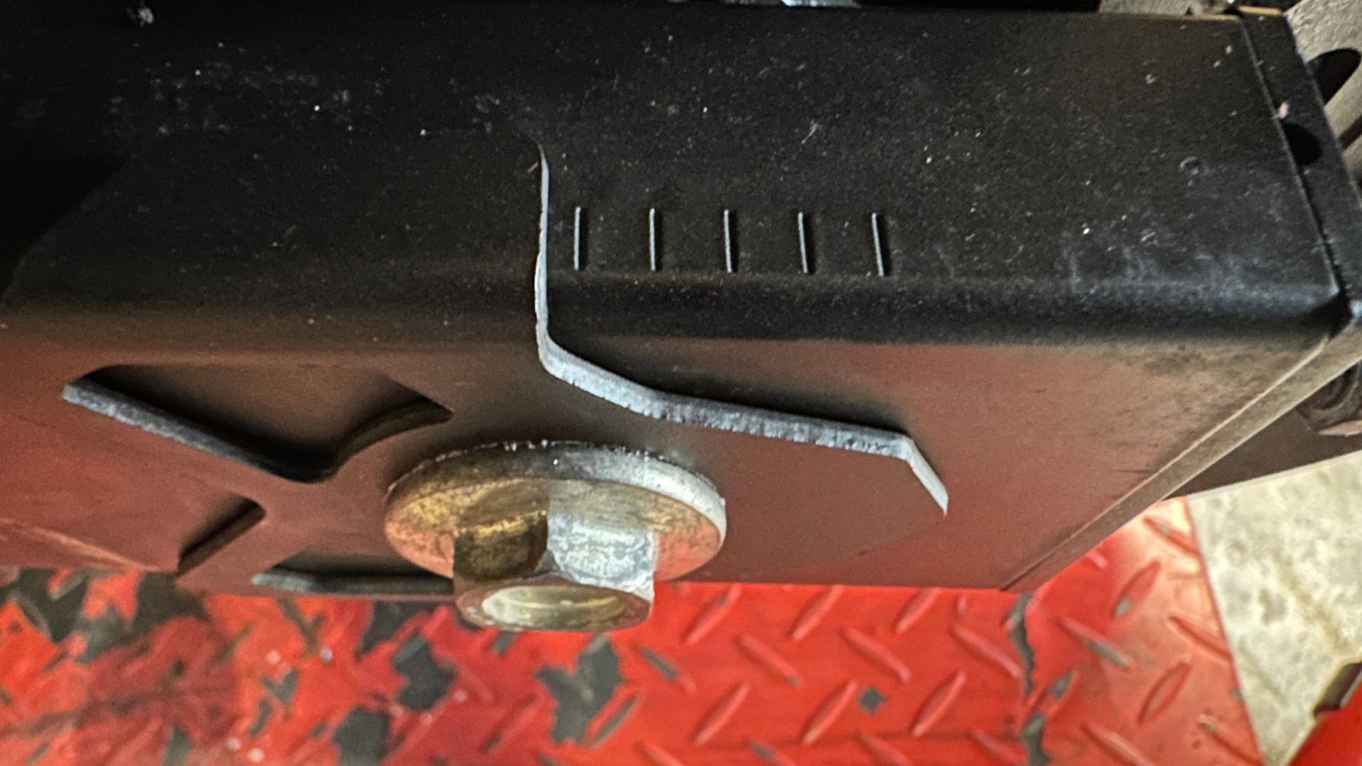 Contrôler et tendre une chaîne de moto Tendre une chaine moto 3